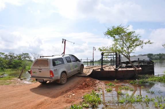 Cruzando de balsa um dos braços do Rio Magdalena, no caminho à Mompós, na Colômbia